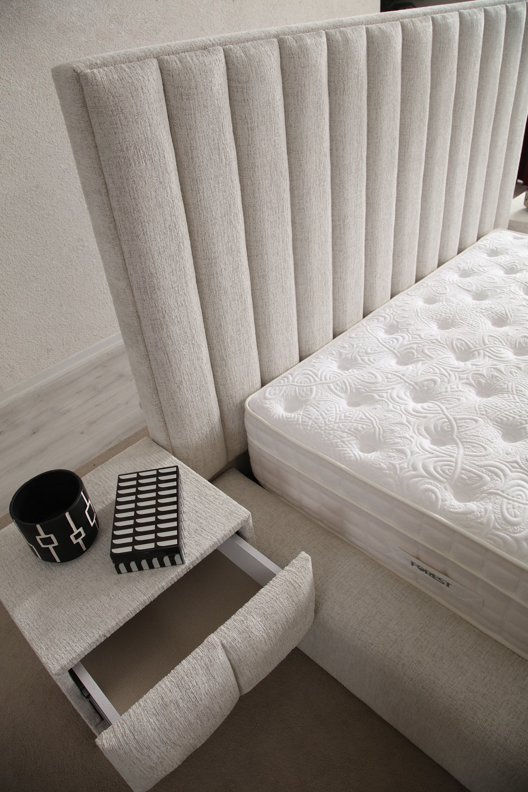 Lit Coffre TV Intégré CRAFTY BLANC CASSÉ - Chenille