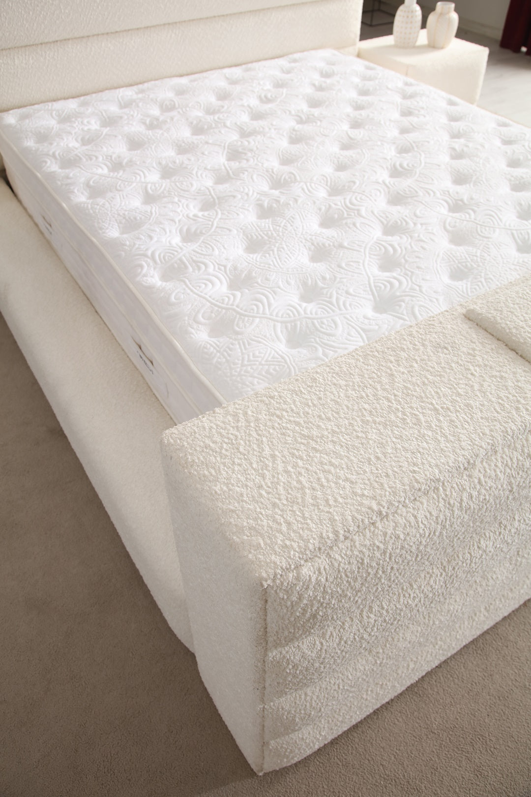 Lit Coffre TV Intégré ICONTY BLANC CASSÉ - Chenille