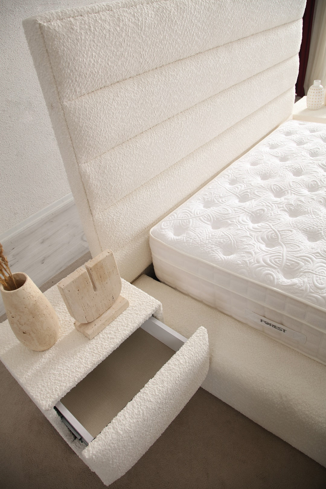 Lit Coffre TV Intégré ICONTY BLANC CASSÉ - Chenille