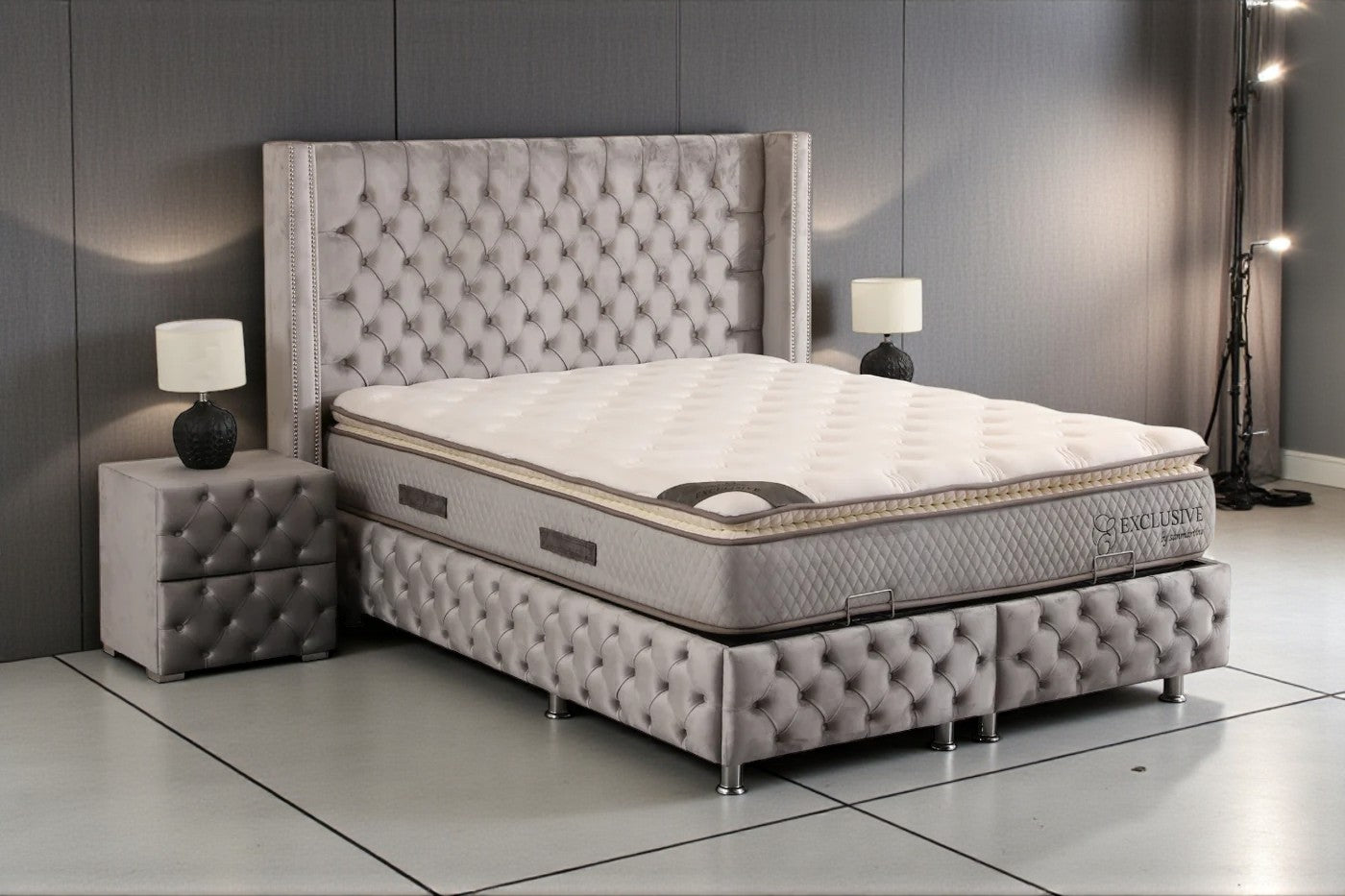 Lit Coffre CLOUTÉ GRIS - Velours Capitonné