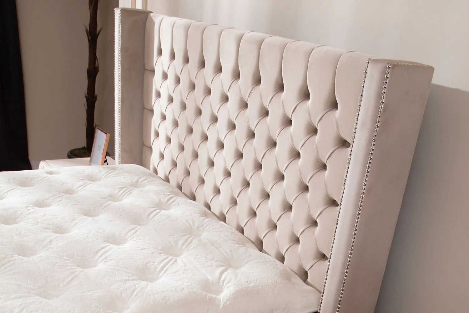 Lit Coffre CLOUTÉ BEIGE - Velours Capitonné